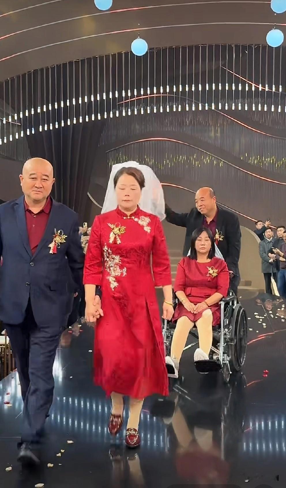 王正正的爸爸和解清帅的爸爸有一个共同点，都是光头。王正正今天当新娘了，这么好的女