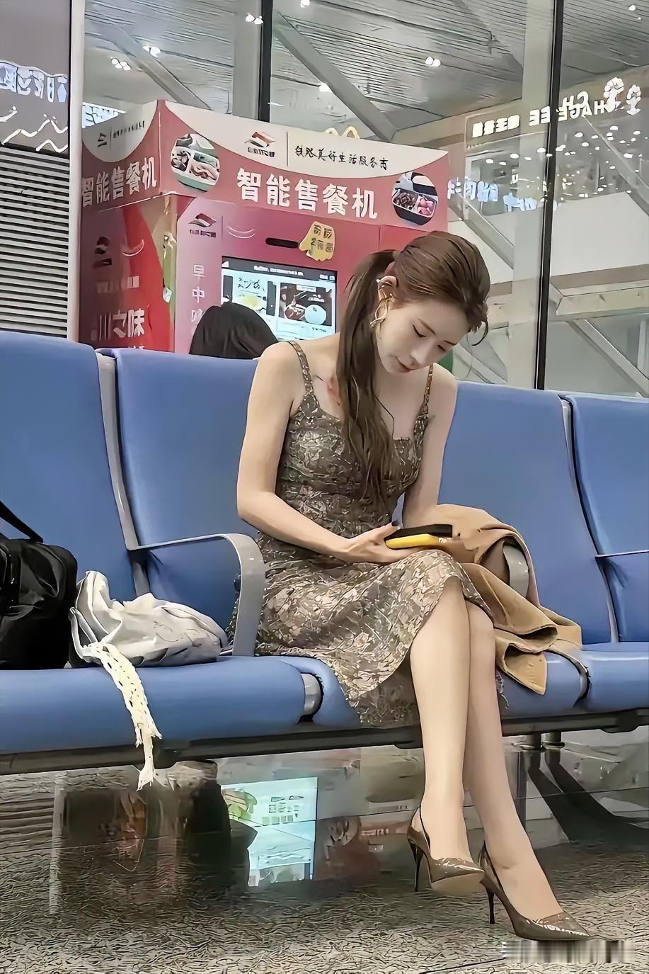 在火车站看到一位大美女，必须给她偷拍下来，这美女无敌了，一袭花连衣裙，高跟鞋👠