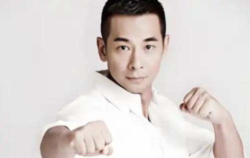 2012年那场剧组风波里，赵文卓当众冲甄子丹撂下狠话：“我在北京有十套房，就算
