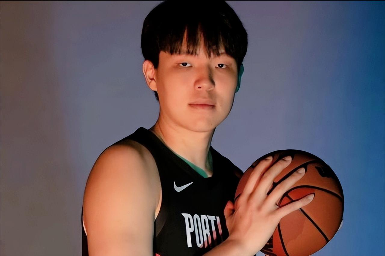 什么叫巨星！爱德华兹连续轰进3记三分，完成反超并杀死比赛，杨瀚森处境不乐观。