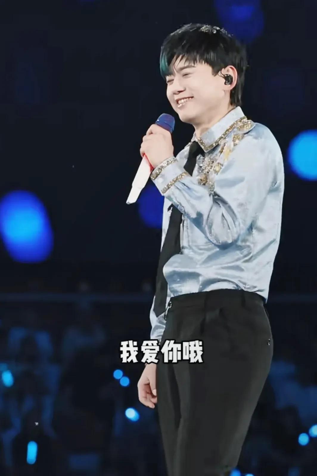 张杰演唱会提到跳跳俏俏和小咘芽。当《爱人啊》的旋律在鸟巢响起，张杰的哽咽瞬间融化