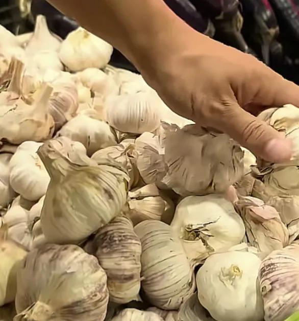 糖尿病人常吃蒜：4个变化真的，1个误区坑惨人！“张姐，老李说天天吃蒜，血糖都