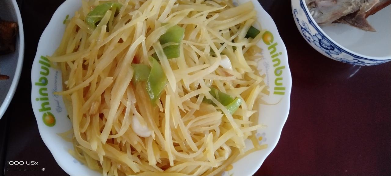 我大外孙女我没白疼！昨天，我炖了十斤牛肉，给女儿她家拿了一小盆，炒了盘儿土豆丝