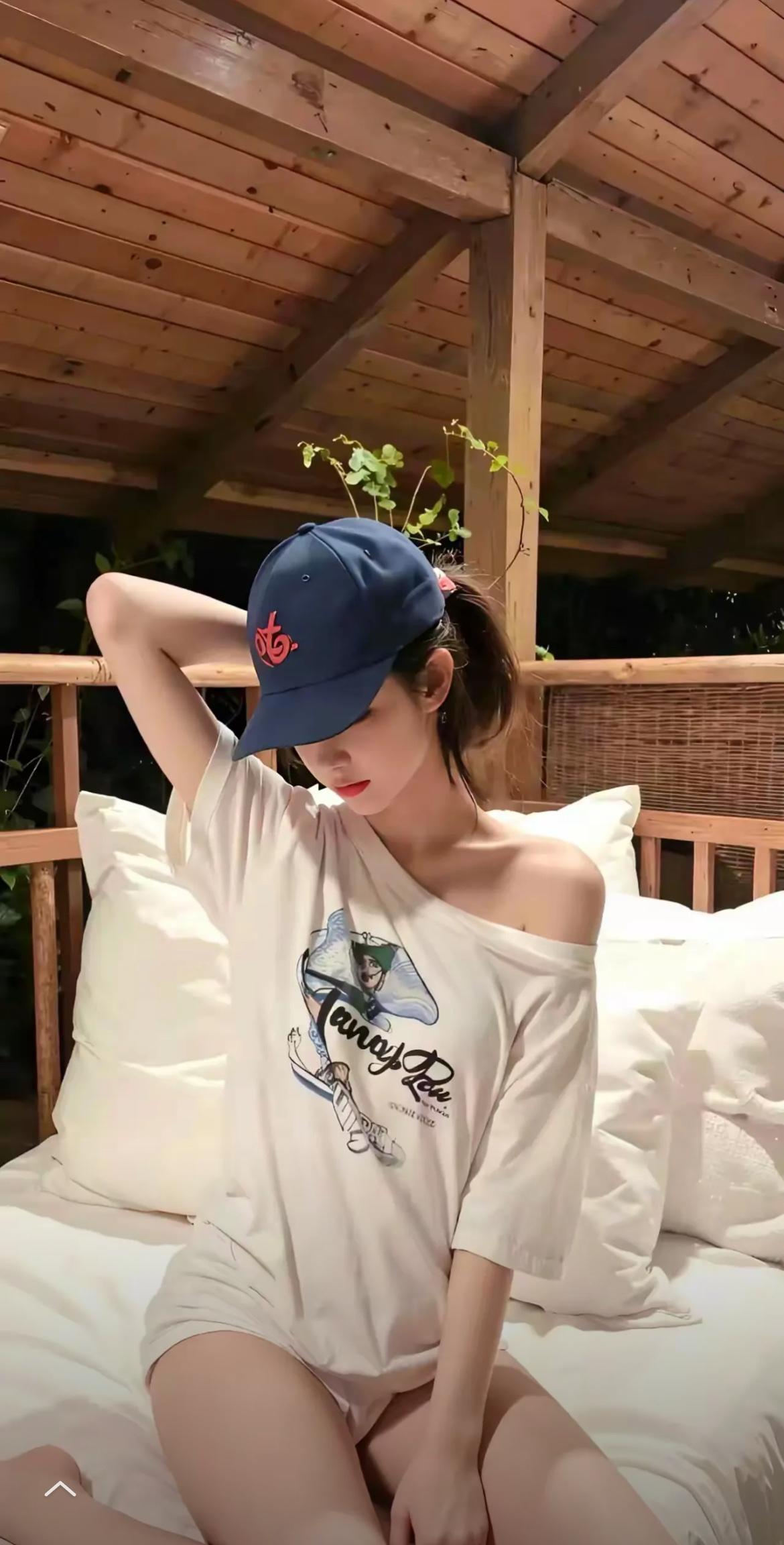 笑脸给太多就显得太廉价没人在乎你的好还觉得你掉价热情过了火就是讨人嫌