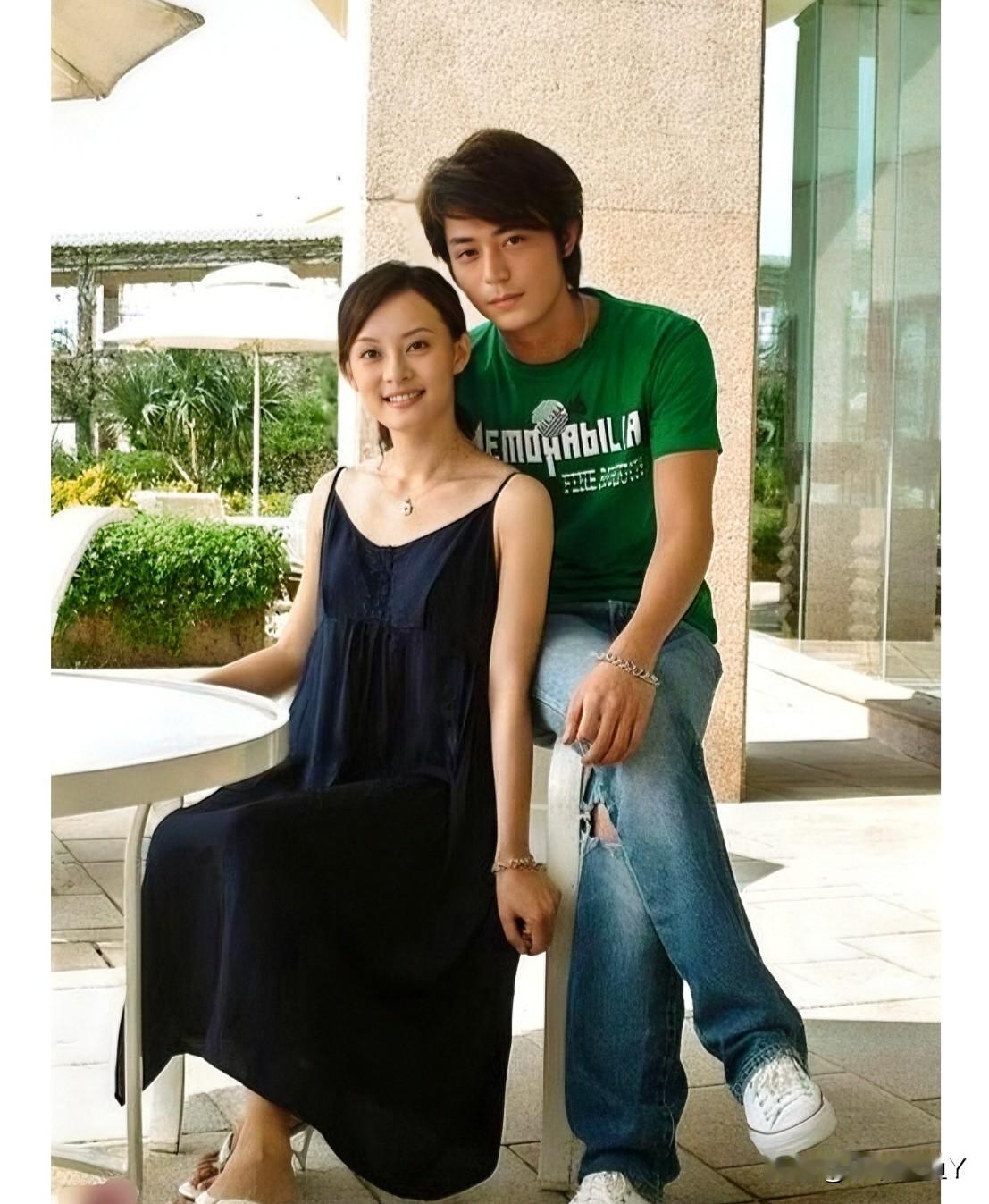 这是二十年前孙俪和霍建华的一张合影，两人都带着满满的胶原蛋白，眼神干净得像山泉水