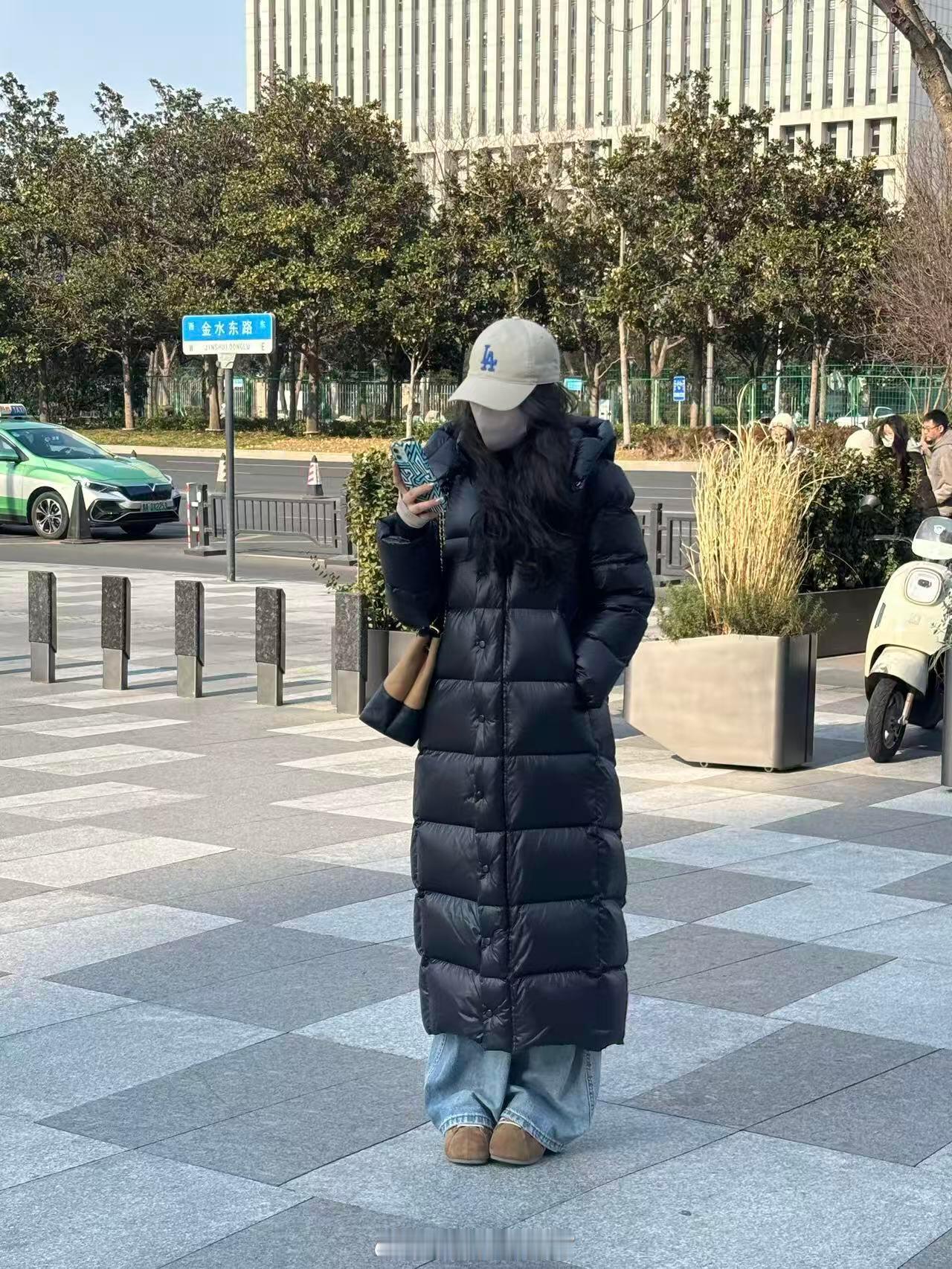 vocal！在郑东万象城门口看见的……谁懂，小姐姐身上的这款羽绒服真的狠狠心动了