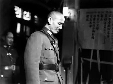 瘪三和伟人的差距（全文为口述转文字）​​令蒋光头想都不敢想的事情是，就在我党夺
