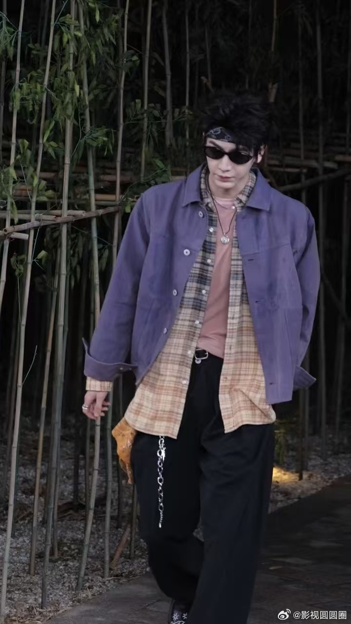 张凌赫今天是道明寺连发呆的样子都透着满满的苏感，这种浑然天成的魅力太迷人了张凌