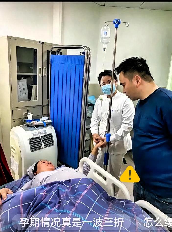 大家没有注意到吗？5胞胎爸爸有一个问题！就是他在老婆生完孩子后，竟然对着镜