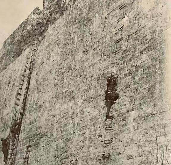 1937年的南京，输就输在，唐生智以为当初朱元璋修的墙，十米高的城垛，厚达18米