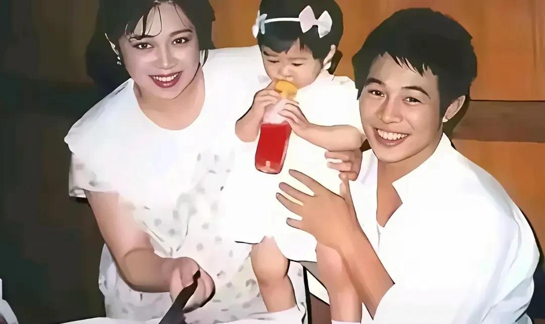 著名艺人李连杰两个家庭两张照片的对比，令人不胜唏嘘。第1张照片是李连杰和前妻黄