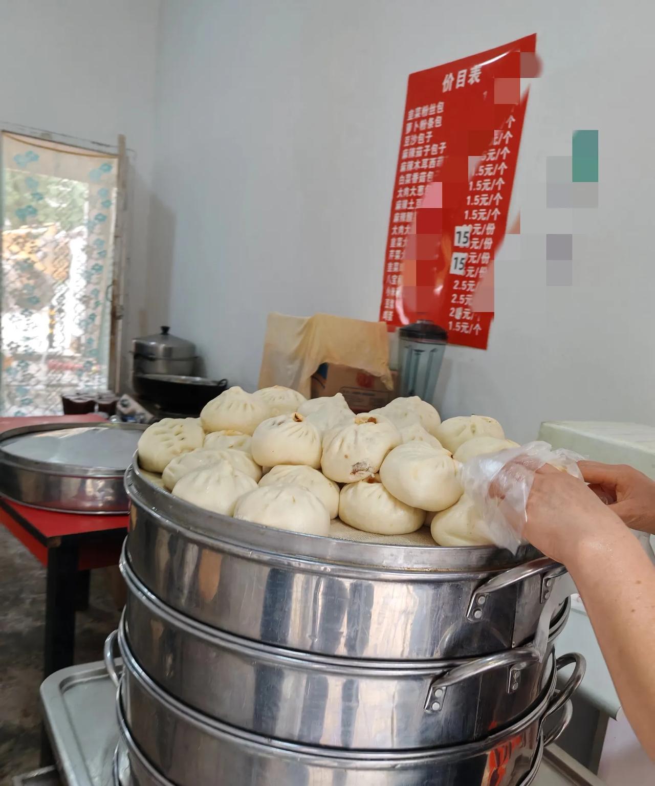 做个小生意不容易。刚才碰到芳姐，她气呼呼的，说遇到一个奇怪顾客。她在我们楼下开