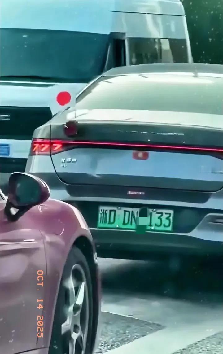 车尾挂个膏药旗，难不成是日本人在中国吗？一辆疑似网约车的电车，车尾挂了一个膏药