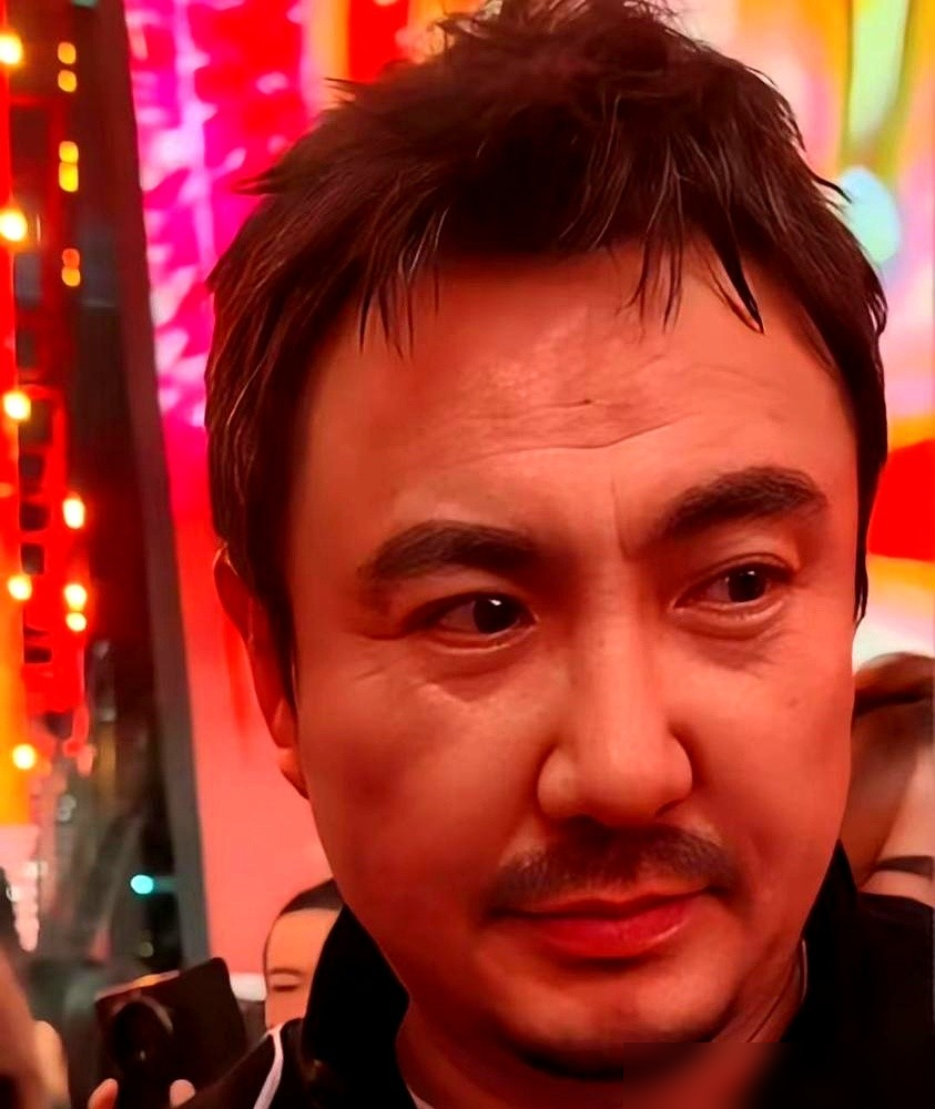 沈腾把命都搭进去了，拍《西虹市首富》那会儿髋关节积水，还硬逼着自己疯狂增肥。结果他开口第一句是：喜剧