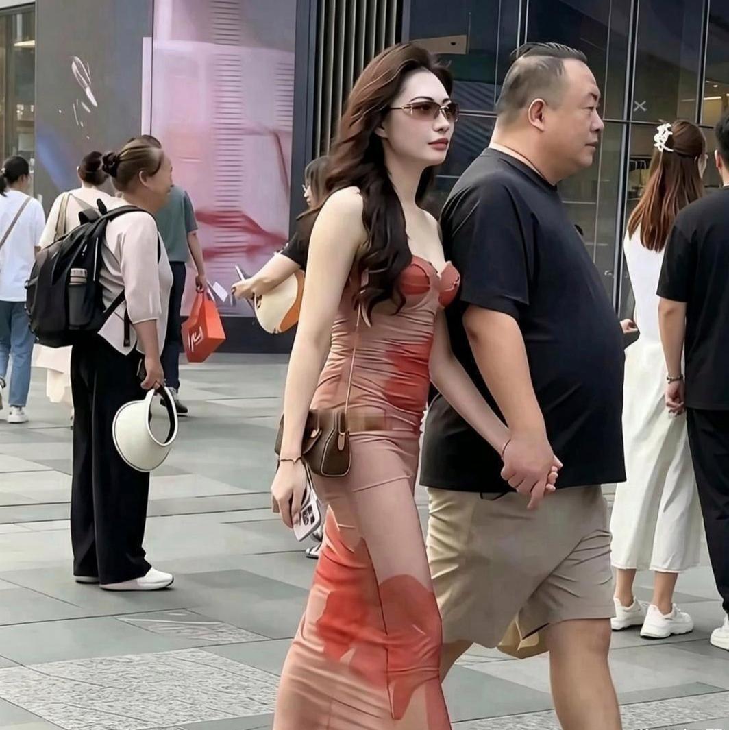 逛街偶遇一幕，路人纷纷回头观望！女生精致亮眼，穿搭气质出众，身旁男士外形看着
