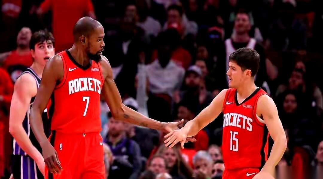 火箭队最近5场比赛输了4场，听说管理层在连夜开香槟。外人看是笑话，是摆烂。但