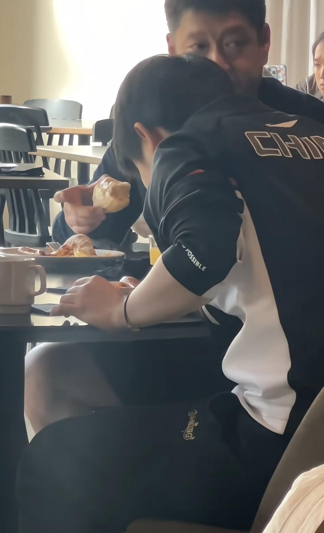 莎莎在和CoCo吃早餐。这小腮帮子一鼓一鼓的多可爱啊，就像看咱家幼儿园小朋友，