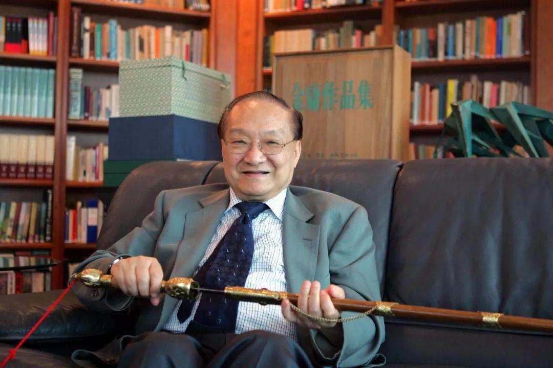 金庸可没有说黄蓉和几个男人如何，这不符合郭靖大侠的身份，侮辱黄蓉和郭靖的爱情。