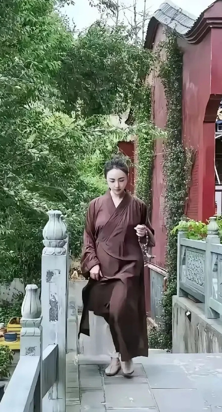 安徽，有一名女子周末陪妈妈去寺庙上香，刚进入寺庙大殿，发现寺庙内有一名女尼姑从外