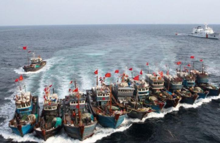 一艘美国探测船擅自闯入我国海域，并进行地形测绘，我国海警多次劝告无效后，一名渔民
