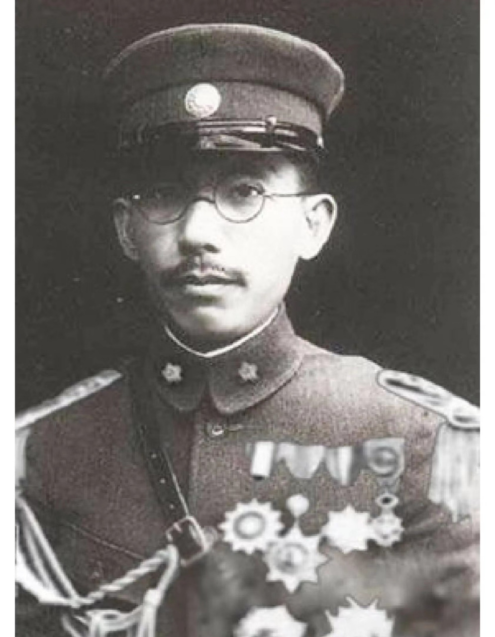 1940年6月，唐生智得知四弟唐生明要假投敌打入汪伪后，指着戴笠骂道：“我是一级