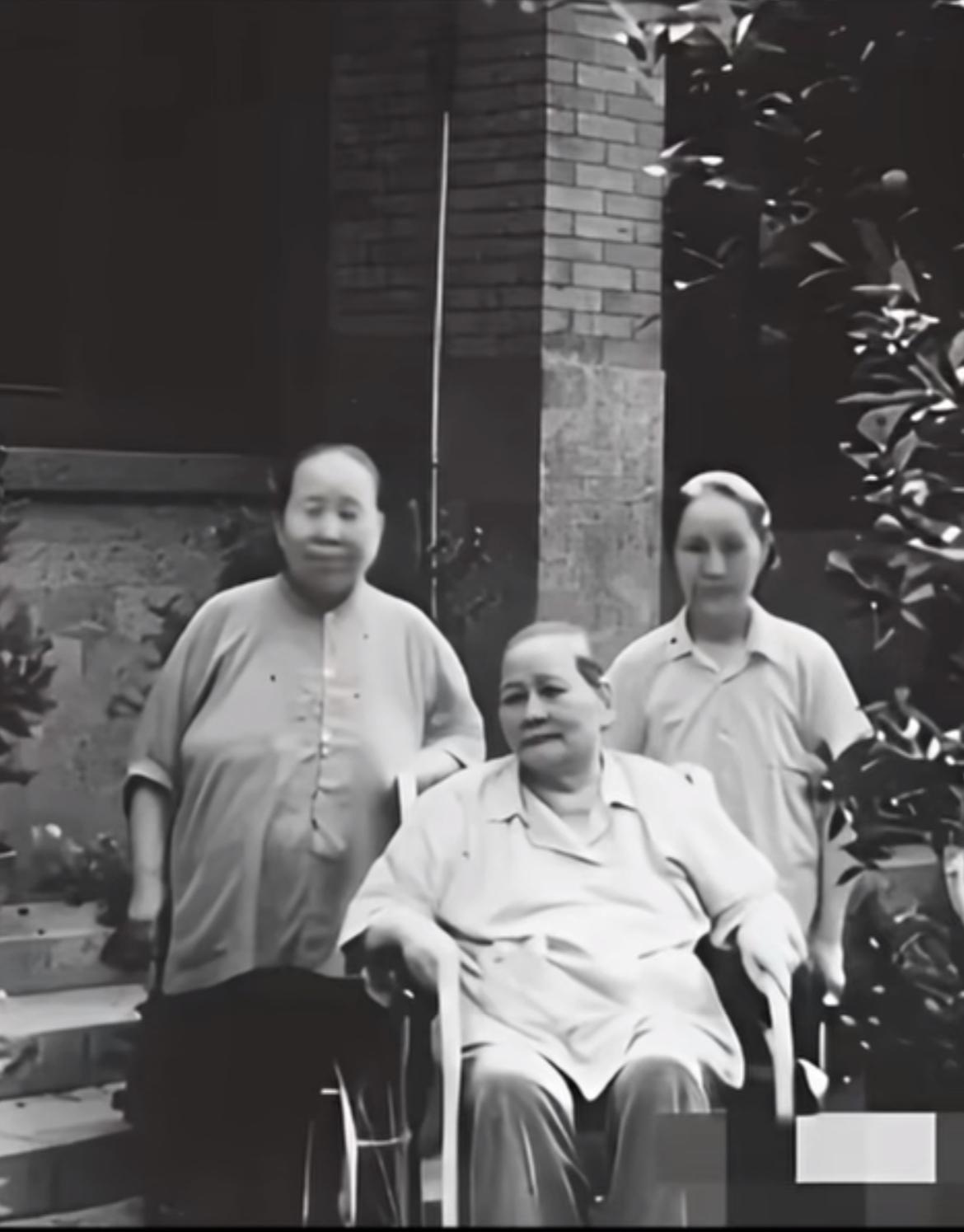 1973年，宋庆龄先生与两位保姆李燕娥、钟兴宝在庭院中，留下一张珍贵合影李燕