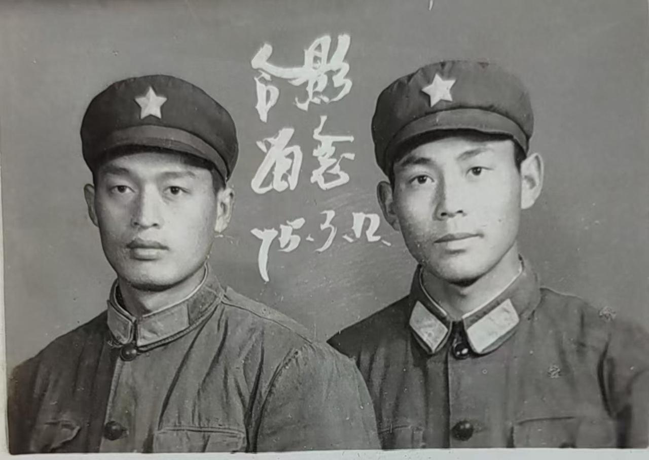 一句话隔了半个世纪,他们又站回了同一个位置,拍出一张几乎重叠的照片。1953