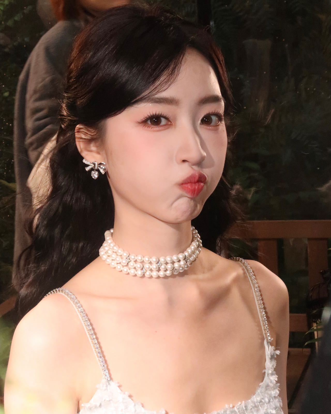 谁懂啊邓恩熙这一扭，嘴角就没下来过😆