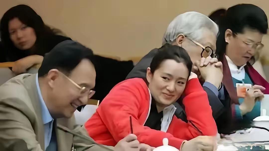 她的眼神很勾人，扣人心弦你们认识她吗？她是张艺谋的情人，要演技有演技，要颜值