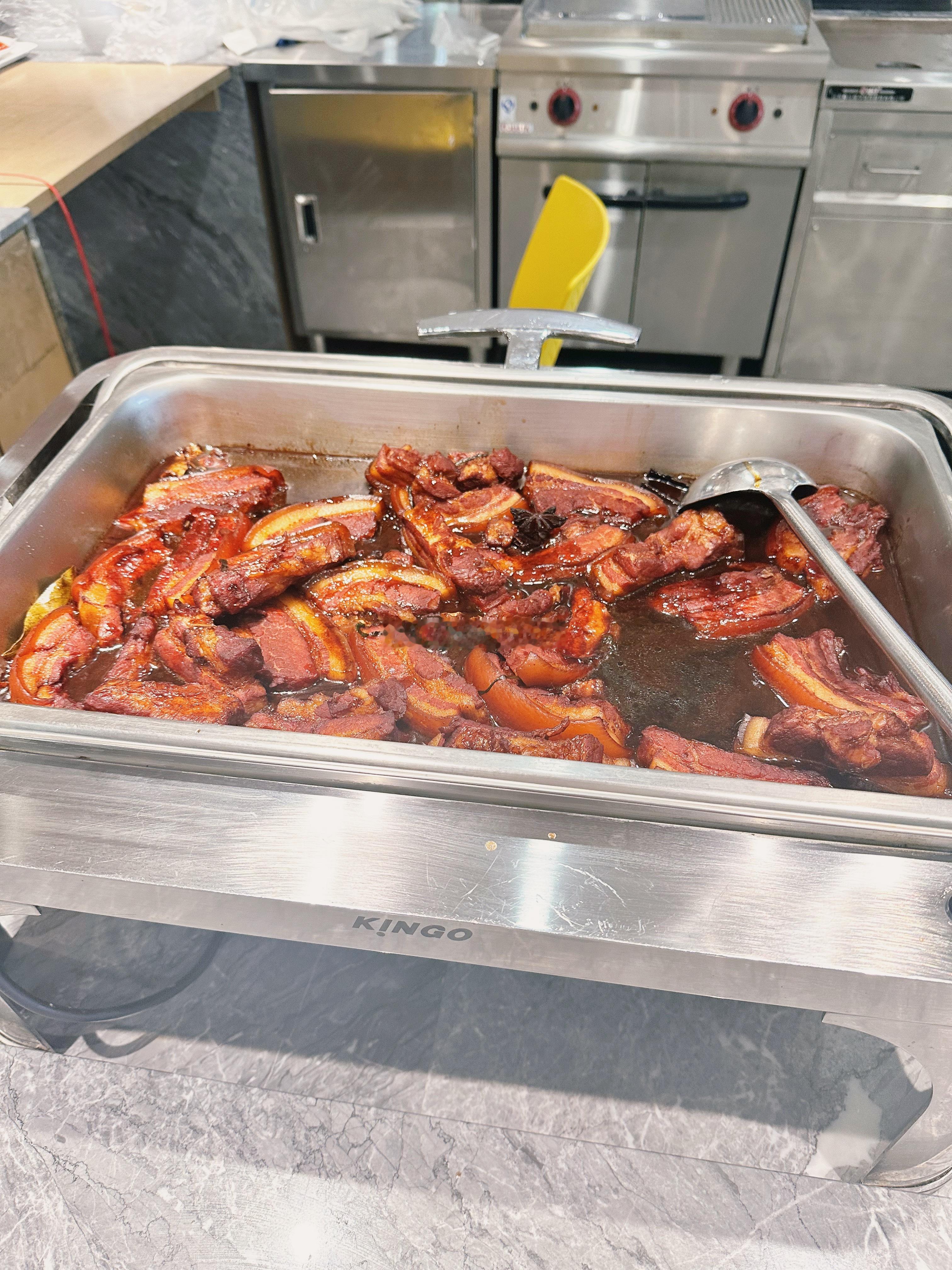 燃烧的陀螺仪今天食堂除了有大肉还有水饺🥟[干饭