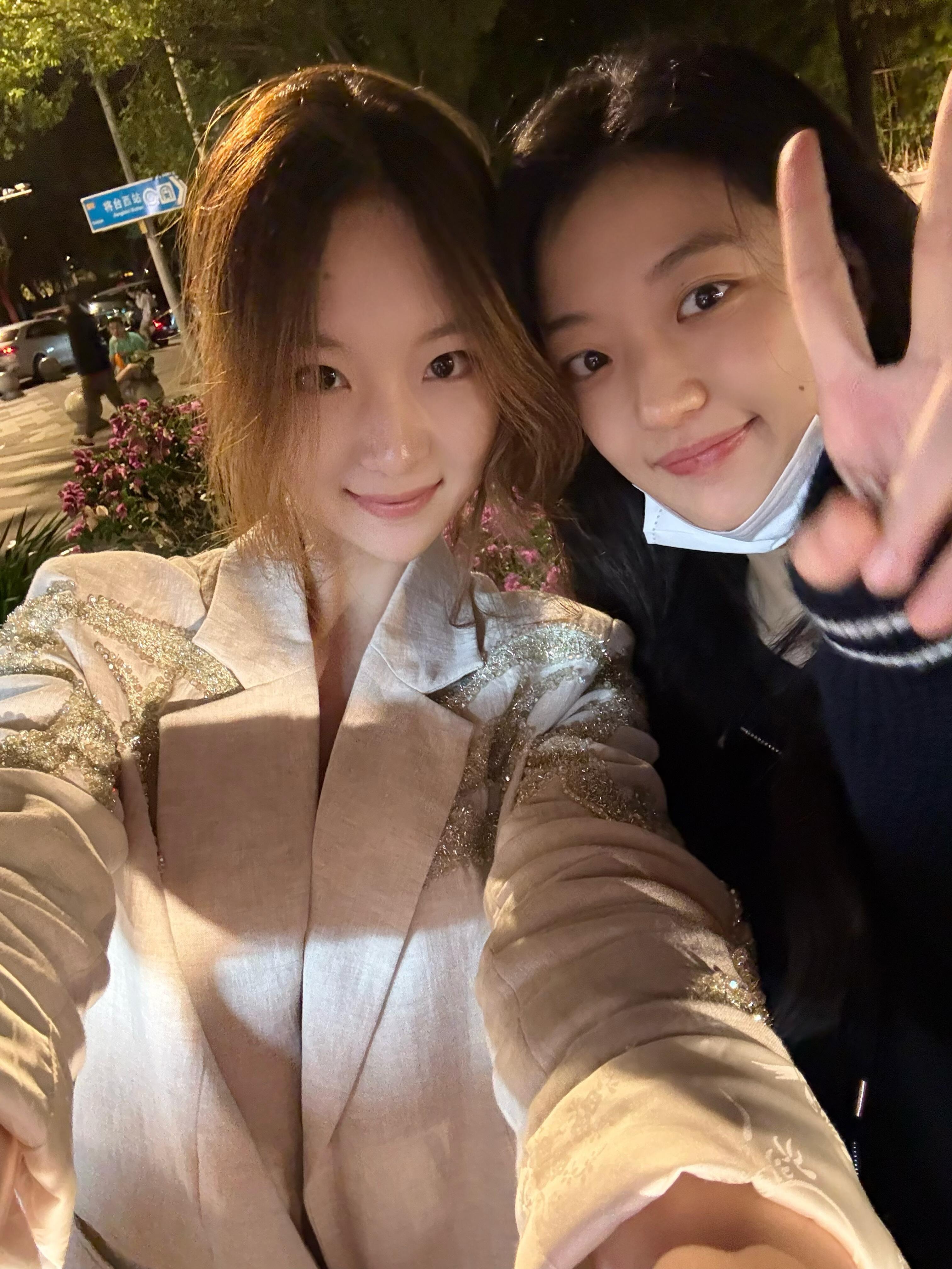 孙千来买我的冰激凌了哇，小姐姐摆摊卖冰激凌居然遇到了孙千，运气也太好了吧！两人