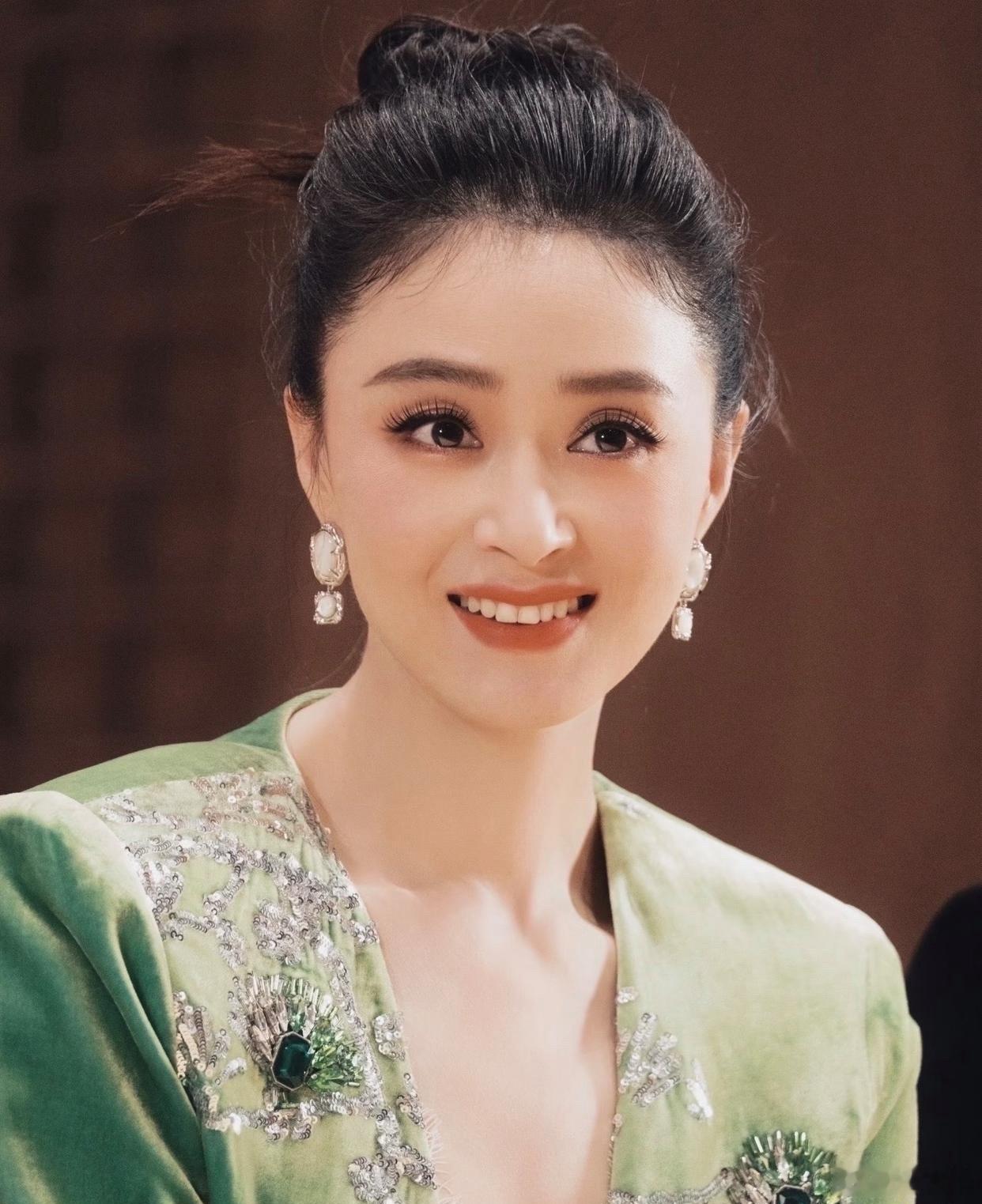 1.蒋欣本身是吃货，很爱吃各类美食。她减重基本靠团队严格督促，团队也一直劝她，