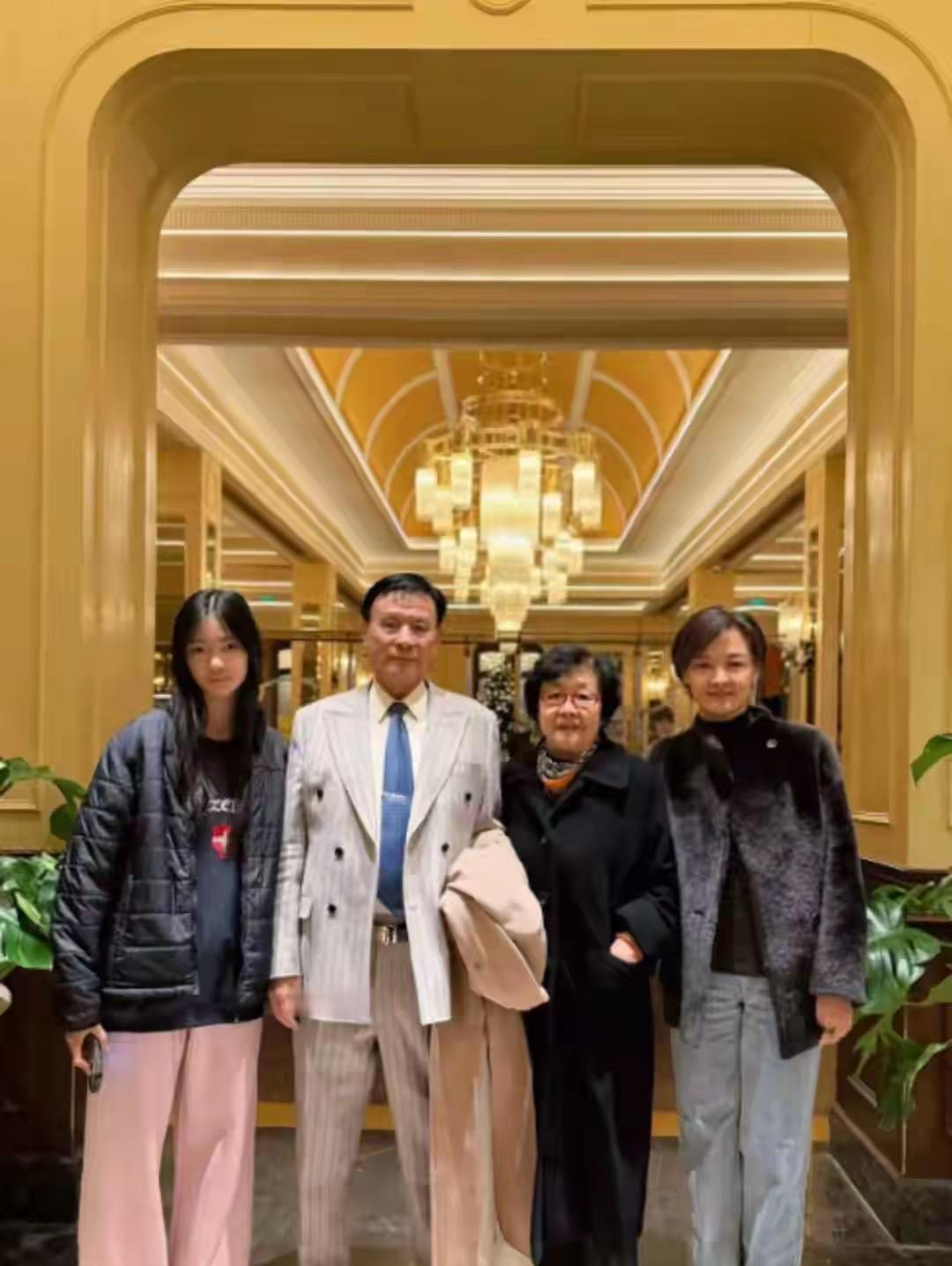 前央视主持人的新年合照，撕开了多少中产家庭的体面伪装。49岁的李小萌，一身黑皮