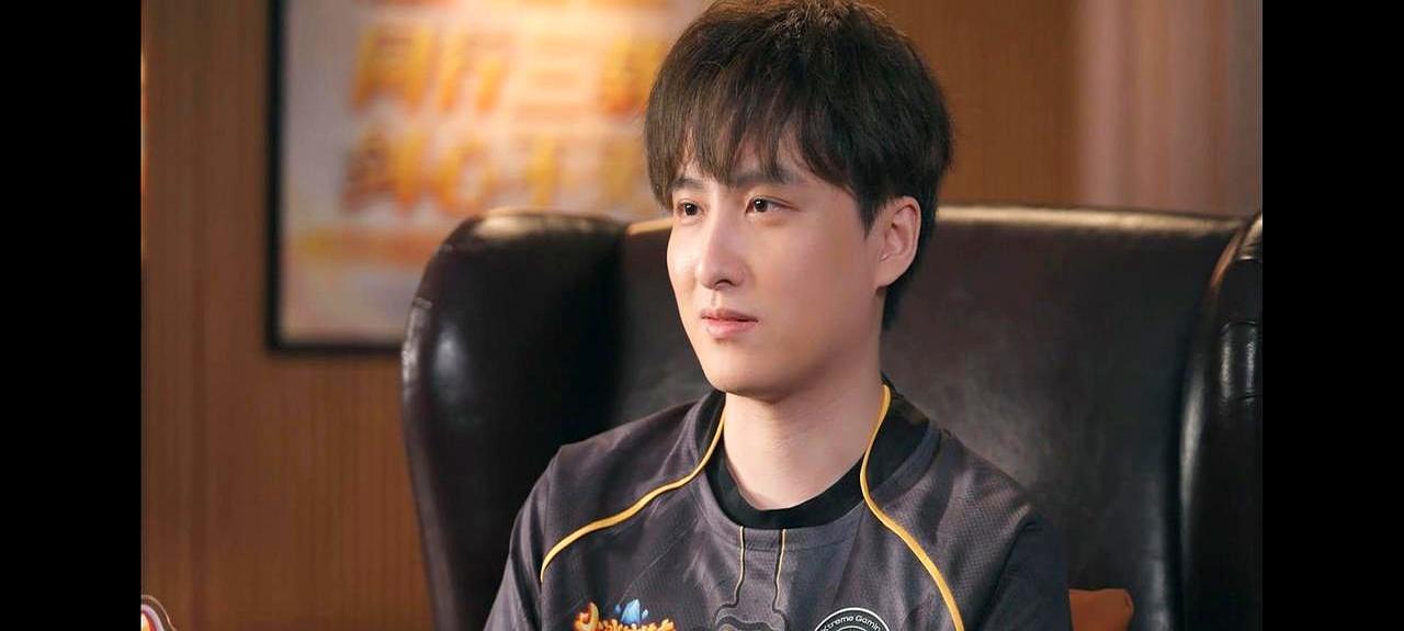 两届亚军一届季军，他说自己只打好一届。镜头怼脸，问他哪届TI打得最好。他没