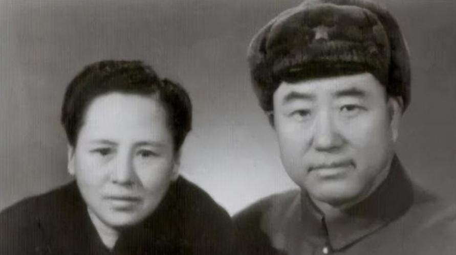 1950年11月，36军军长刘万春接到通知到北京参加会议，可是刚下车，就看到几名