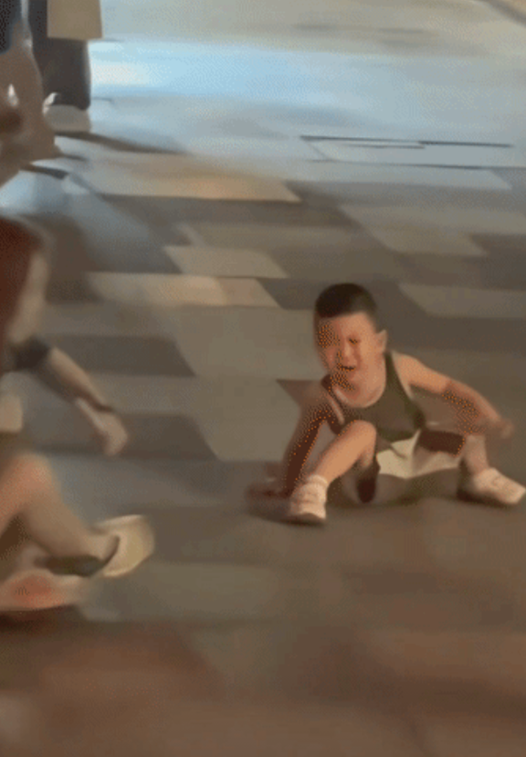 “这招你也会？”上海，小男孩想买玩具，坐在地上哭闹，妈妈正打算妥协，谁知两个路过