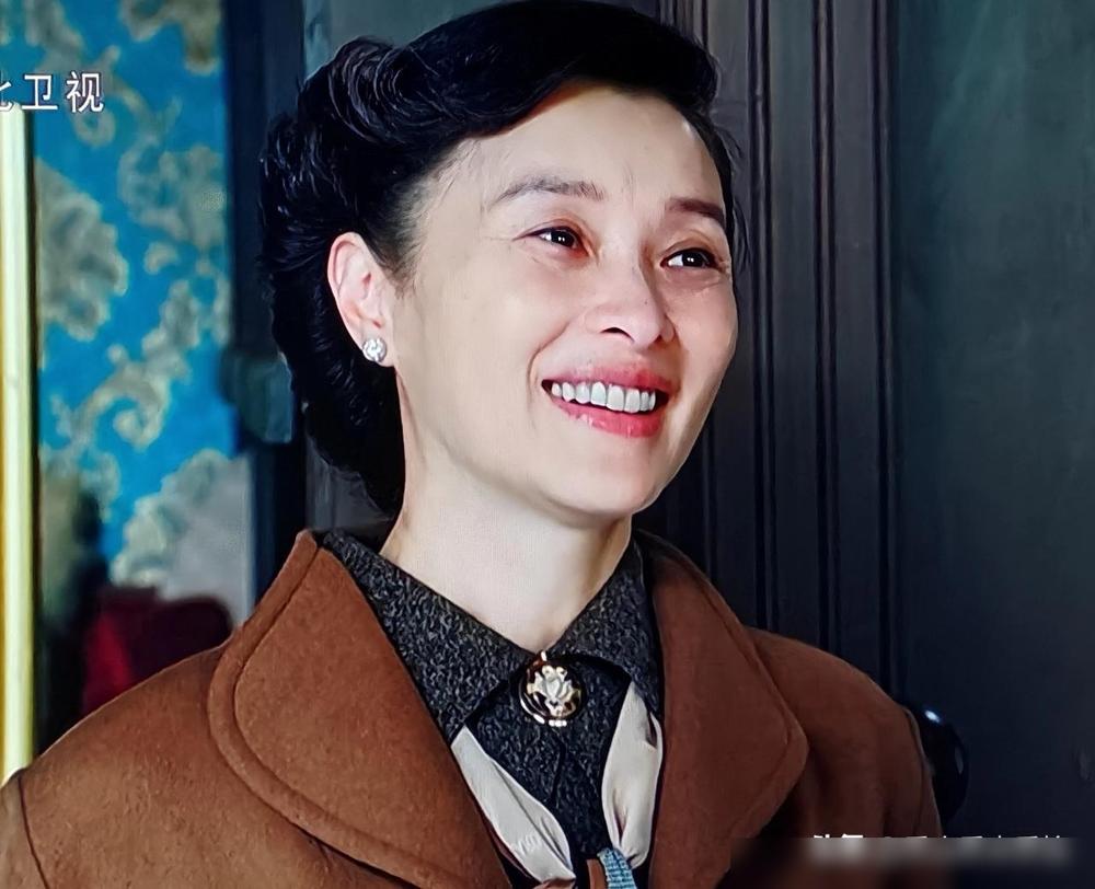 骂许亚军薄情的人，可能没看懂成年人体面的告别。他缺席何晴葬礼，不是冷漠，是《卧底