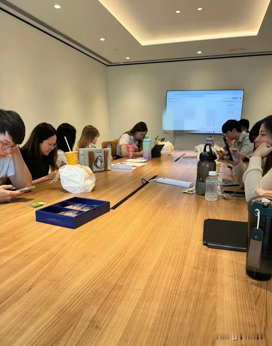 强制社保第一天，没有等来社保，等来的却是一份改签临时工的合同每天还是上8小时