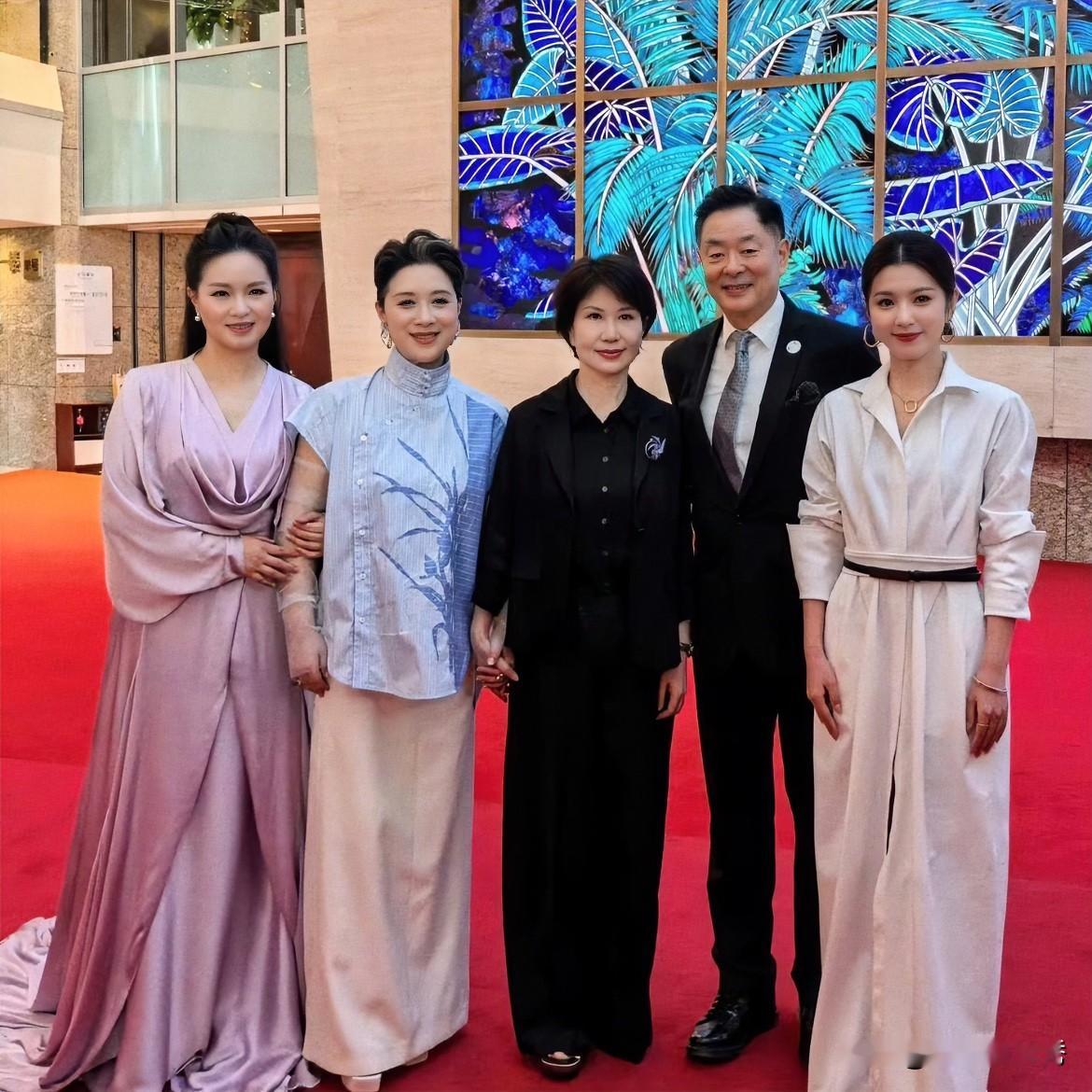 李云霄和雷佳中间这位气质真好，以前和何赛飞总是唱“夫妻”戏！濮存昕好长时间没看他演戏了，《说好不分手