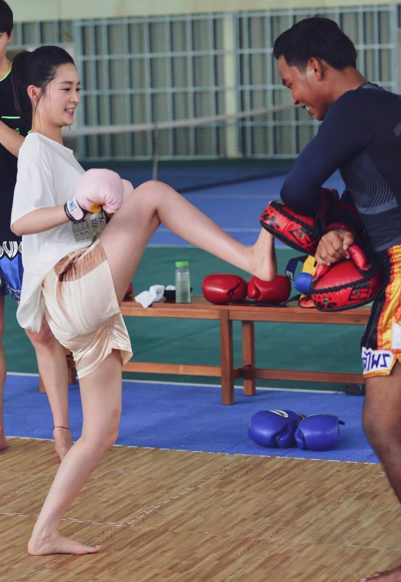 轻松一刻：著名演员李沁飞起一脚，搏击散打过把瘾…李沁打人散打一笑搏击秀李