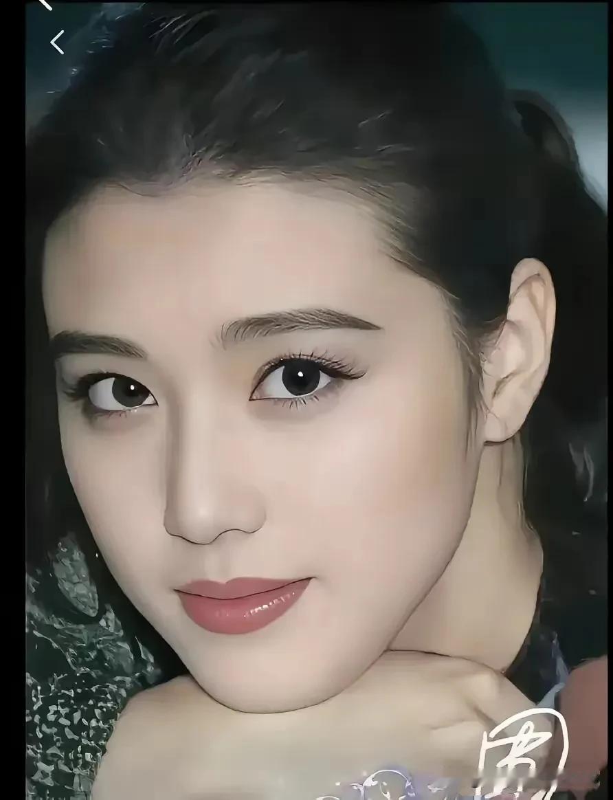 年轻时候的她，美到让人窒息。上世纪八九十年代美女如云的香港娱乐圈，她凭一张脸脱颖