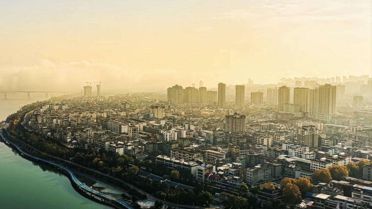 高空俯瞰安康城区，这片一江两岸挤出来的烟火气。站在高处俯瞰安康城区，第一感受就