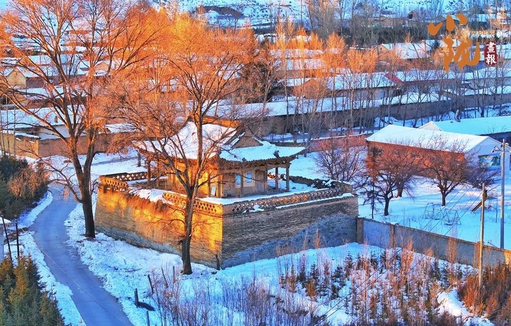 晒图笔记大赛冬日暖阳洒在古宅上，雪景如画，静谧美好。