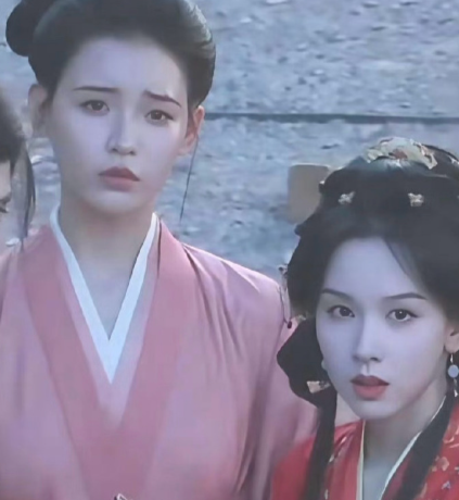 我的天啊，陈都灵背后这个丫鬟好惊艳呀，有谁知道她的名字吗？​​​