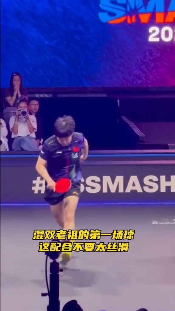 大头帮莎莎拿毛巾，莎头组合3：0横扫对手，取得美满开门红。局问两人一直在商量，王