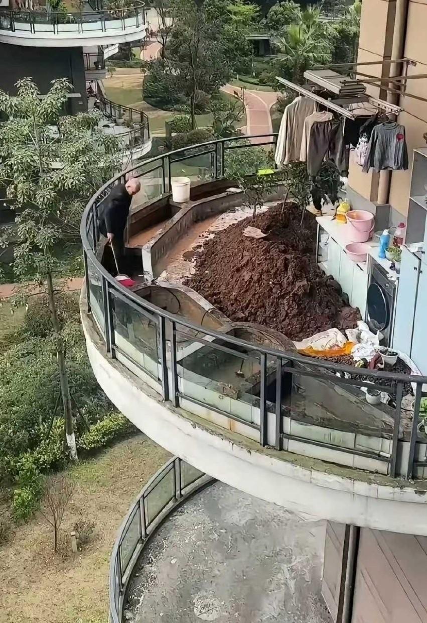 真的是无知者无畏啊，大爷，您在自家阳台上这么操作，这阳台的承重真没问题吗？看得真