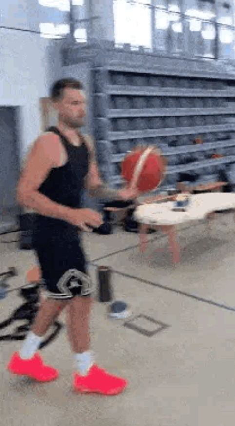 东契奇瘦的不成样子了NBA官方今日晒出湖人球员东契奇休赛期个人训练的画面并写