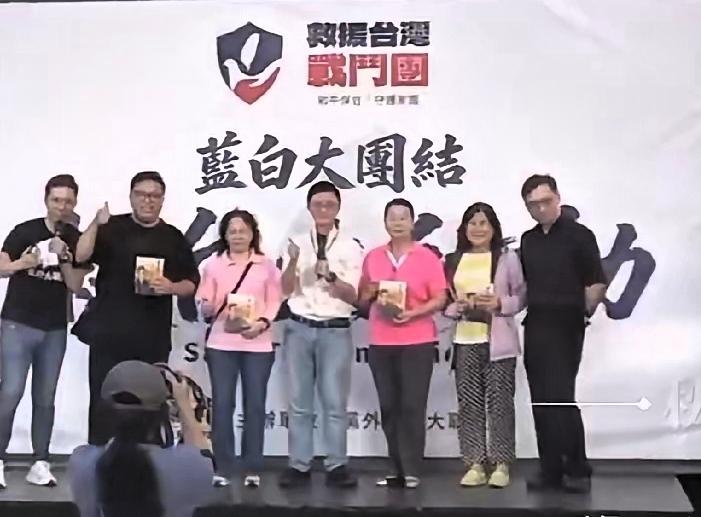 侯汉廷真给力！在彰化蓝白大团结造势现场，他到场力挺魏平政，现场售卖自己的新书《