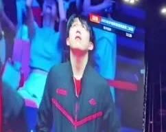 头哥：黄油他们在叫什么？黄油：哥，你被投在大屏幕上了！头哥：什么？我啊？