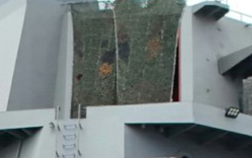 看起来朝鲜人民军崔贤号驱逐舰的主雷达还处于缺装状态。​​​